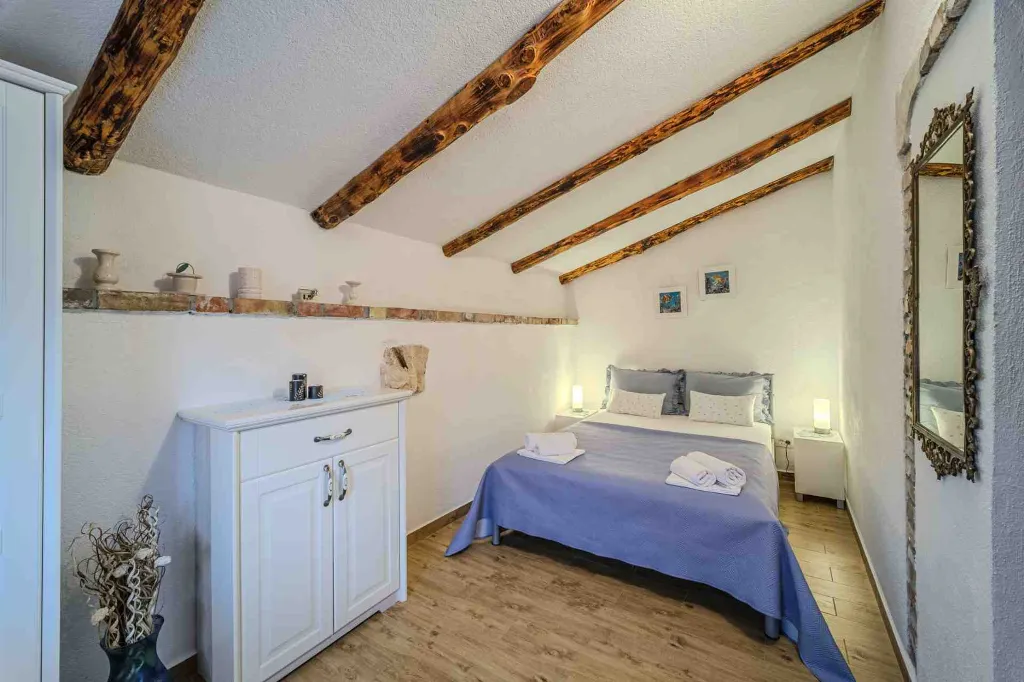 Vacation Home for 7 Guests with Pool & Jacuzzi in Supetar