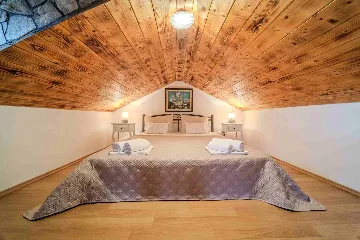 Vacation Home for 7 Guests with Pool & Jacuzzi in Supetar