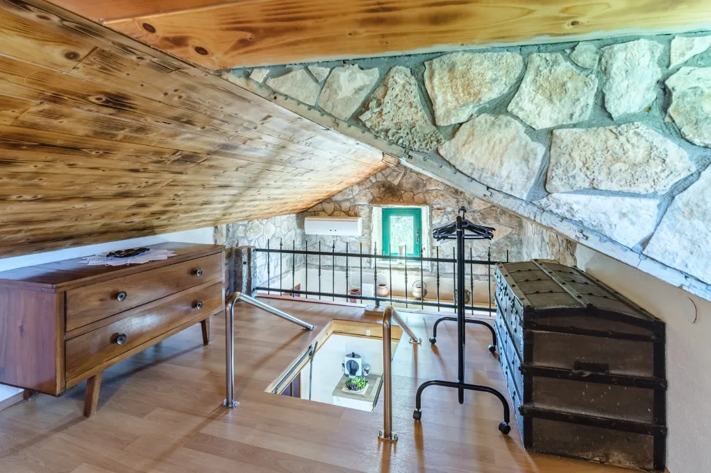 Vacation Home for 7 Guests with Pool & Jacuzzi in Supetar