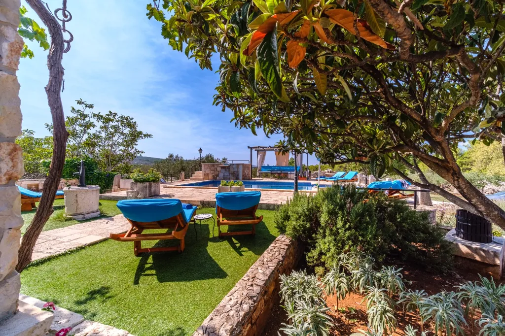 Vacation Home for 7 Guests with Pool & Jacuzzi in Supetar