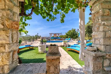 Vacation Home for 7 Guests with Pool & Jacuzzi in Supetar