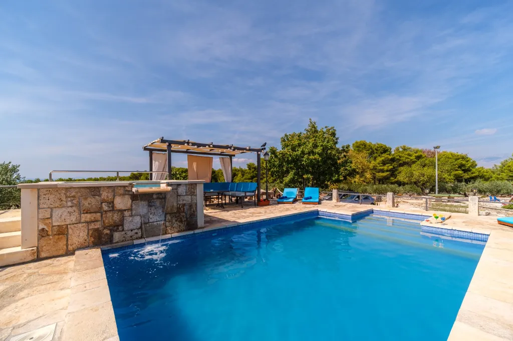 Vacation Home for 7 Guests with Pool & Jacuzzi in Supetar