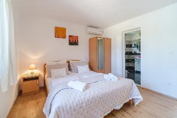 Vacation Home for 7 Guests with Pool & Jacuzzi in Supetar