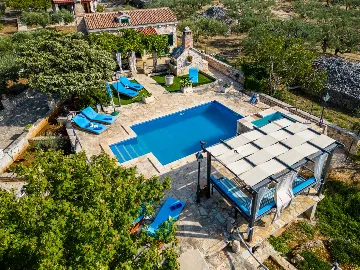 Vacation Home for 7 Guests with Pool & Jacuzzi in Supetar