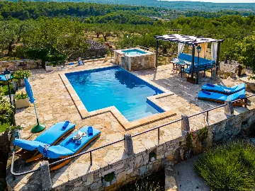 Vacation Home for 7 Guests with Pool & Jacuzzi in Supetar