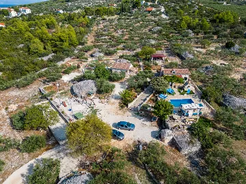 Vacation Home for 7 Guests with Pool & Jacuzzi in Supetar