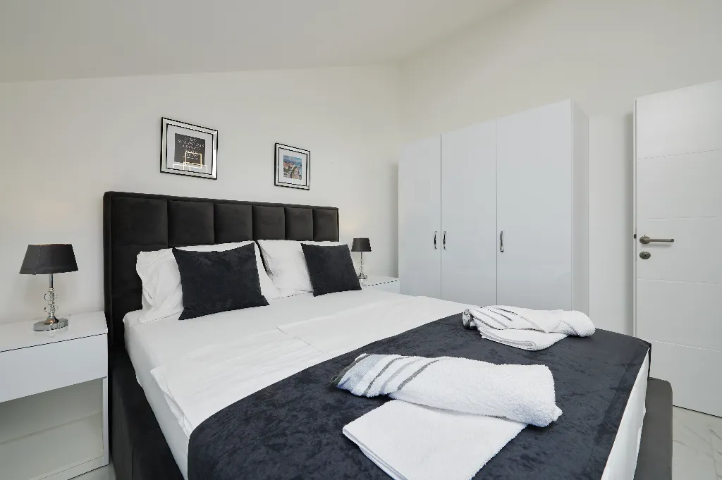 Sea-View 1-Bedroom Apartment in Trogir