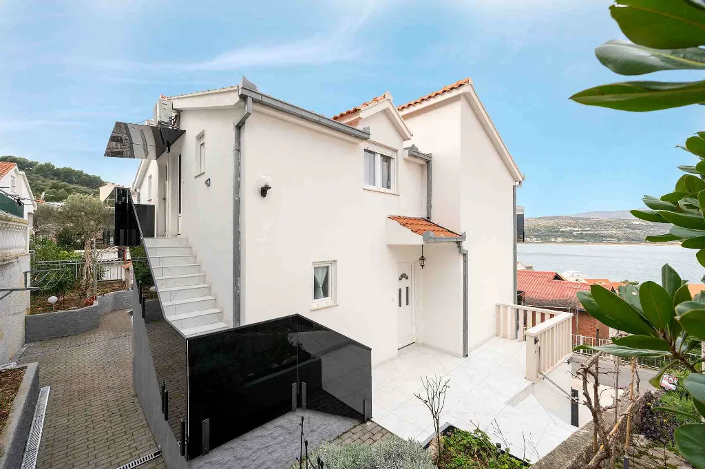 Sea-View 1-Bedroom Apartment in Trogir
