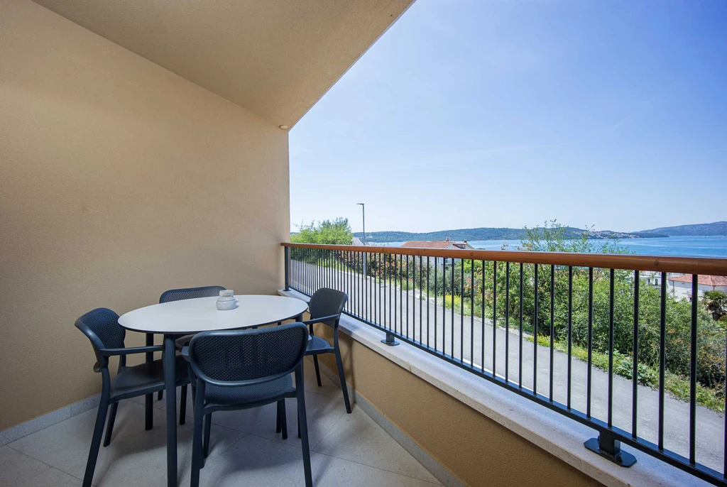 1-Bedroom Apartment in Trogir with Sea-View Balcony