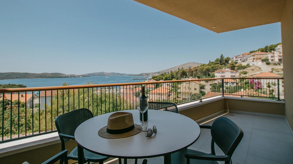 Apartment with Sea-View Balcony in Trogir