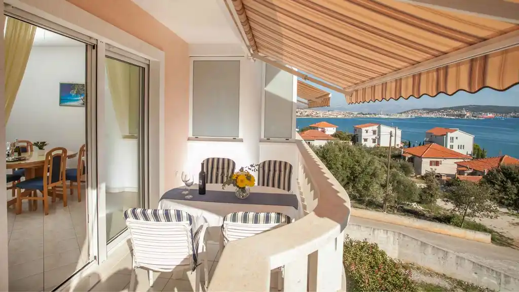 Seget Donji Studio Apartment with Sea-View Balcony
