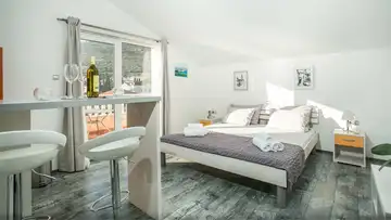 Beachfront Studio with Sea View in Seget Donji