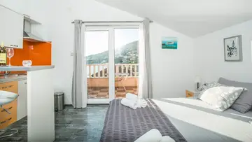 Beachfront Studio with Sea View in Seget Donji