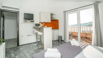 Beachfront Studio with Sea View in Seget Donji