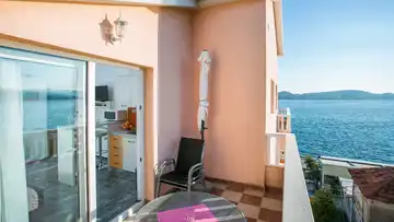 Beachfront Studio with Sea View in Seget Donji