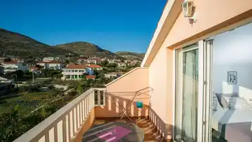 Beachfront Studio with Sea View in Seget Donji