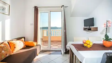 Beachfront Apartment in Seget Donji for up to 4