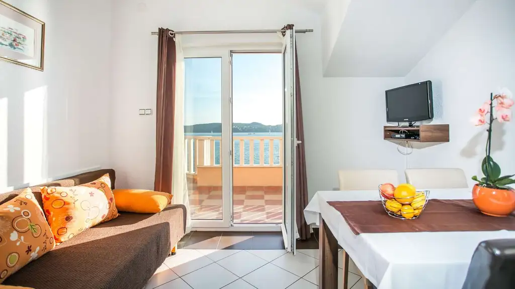 Beachfront Apartment in Seget Donji for up to 4