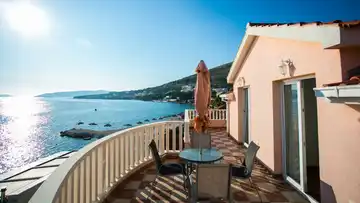 Beachfront Apartment in Seget Donji for up to 4