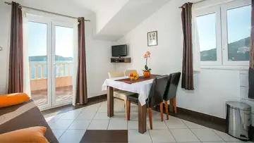 Beachfront Apartment in Seget Donji for up to 4