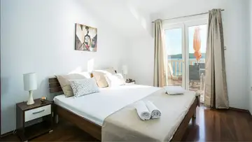 Beachfront Apartment in Seget Donji for up to 4