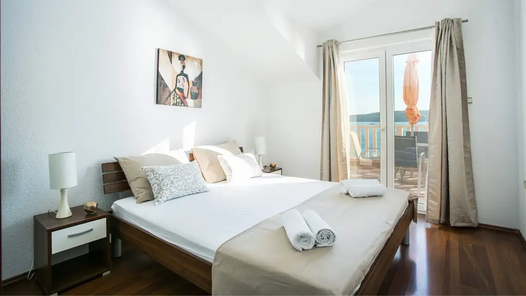 Beachfront Apartment in Seget Donji for up to 4