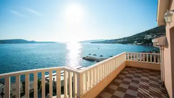 Beachfront Apartment in Seget Donji for up to 4