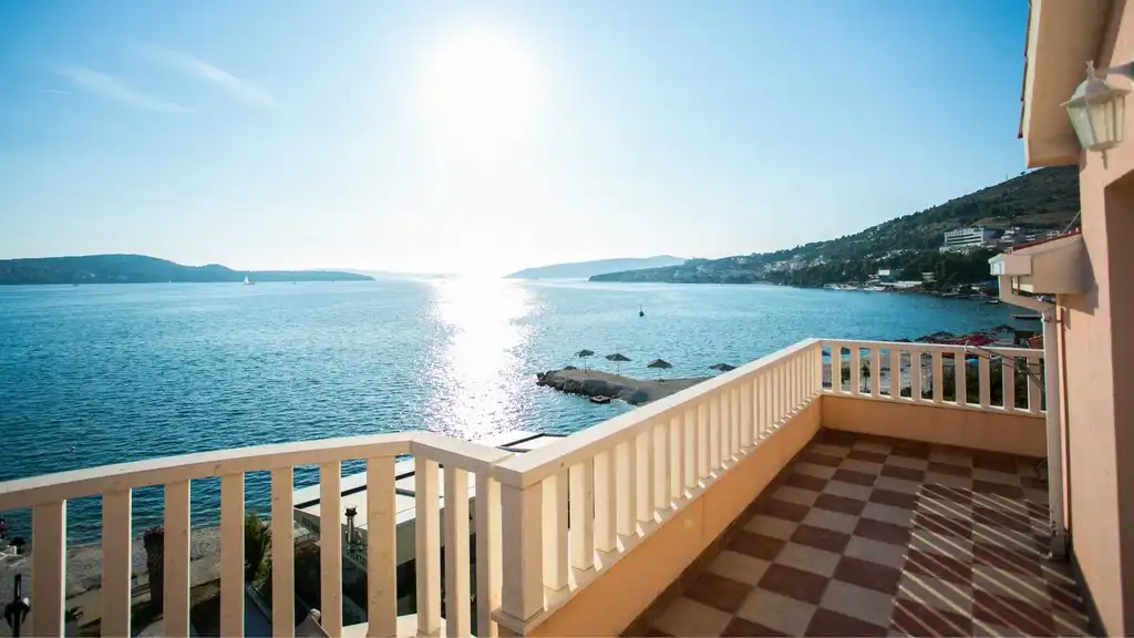 Beachfront Apartment in Seget Donji for up to 4