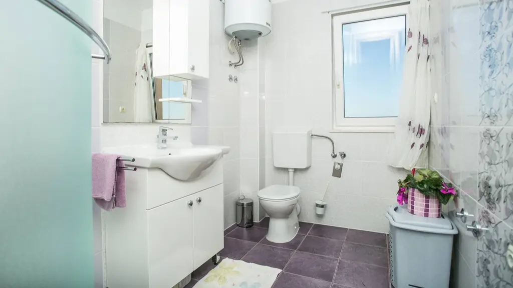 Beachfront 1-Bedroom Apartment in Seget Donji