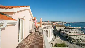 Beachfront 1-Bedroom Apartment in Seget Donji