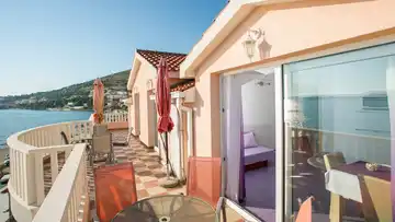 Beachfront 1-Bedroom Apartment in Seget Donji