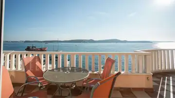 Beachfront 1-Bedroom Apartment in Seget Donji