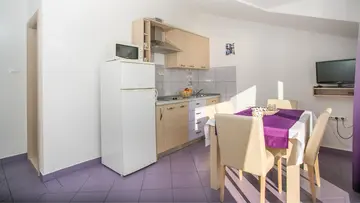 Beachfront 1-Bedroom Apartment in Seget Donji