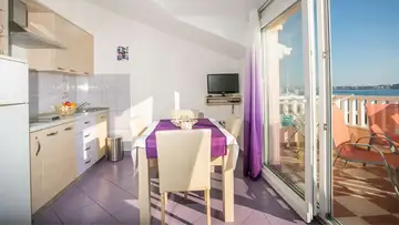 Beachfront 1-Bedroom Apartment in Seget Donji