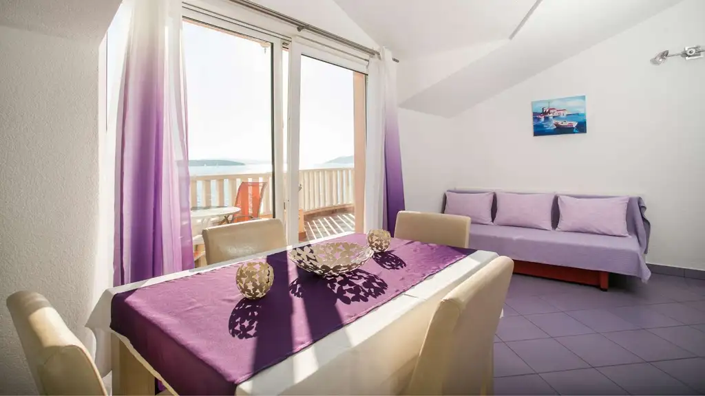 Beachfront 1-Bedroom Apartment in Seget Donji