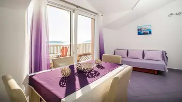 Beachfront 1-Bedroom Apartment in Seget Donji
