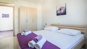 Beachfront 1-Bedroom Apartment in Seget Donji