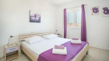 Beachfront 1-Bedroom Apartment in Seget Donji