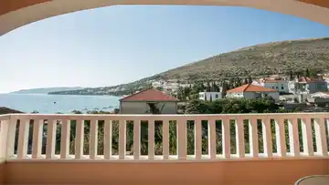 Beachfront Studio for 2 in Seget Donji