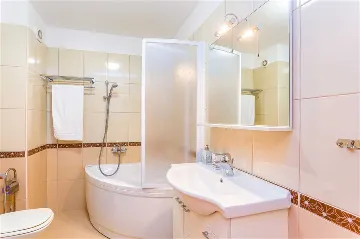 3-Bedroom Apartment for 6 in Ližnjan