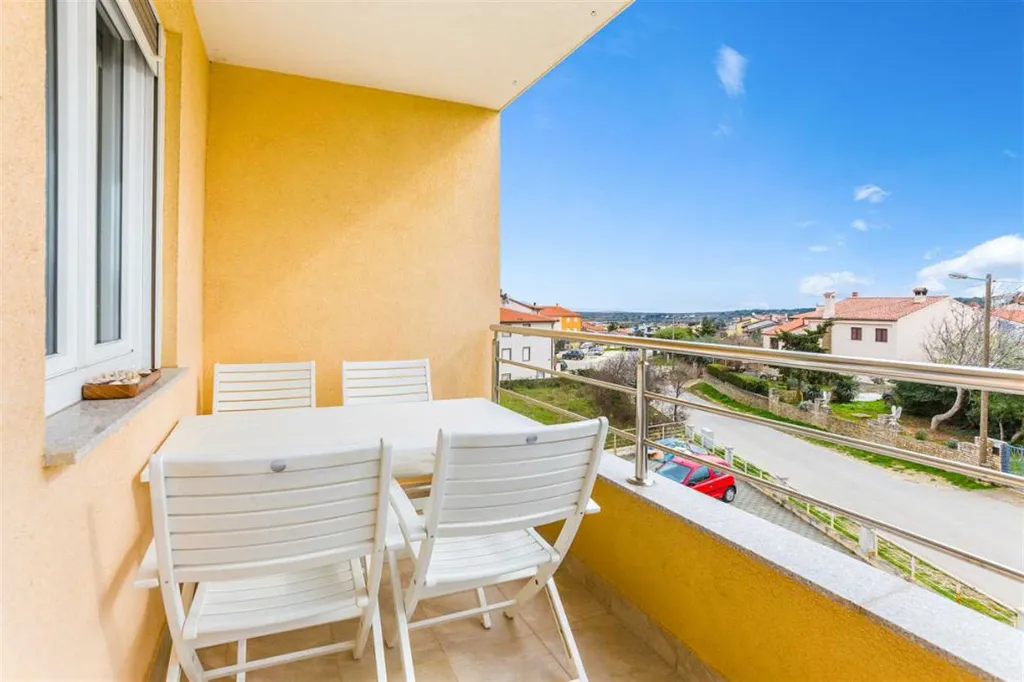 3-Bedroom Apartment for 6 in Ližnjan