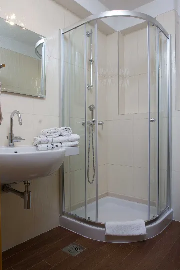 Brela Apartment for 4 Guests with Parking