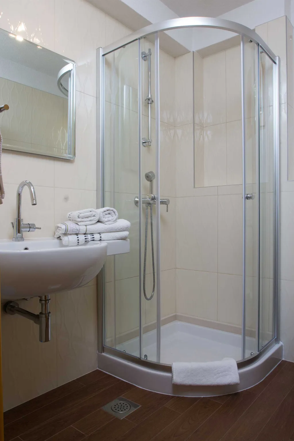 Brela Apartment for 4 Guests with Parking