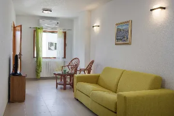 Brela Apartment for 4 Guests with Parking
