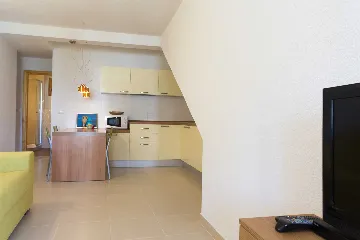 Brela Apartment for 4 Guests with Parking