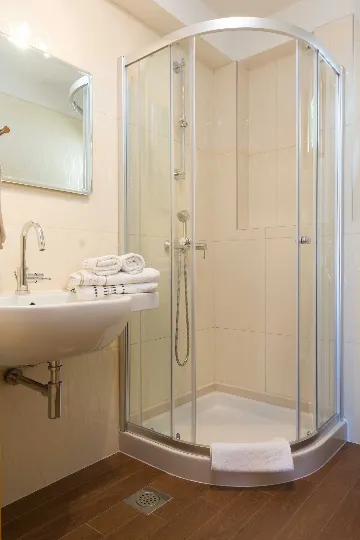 Brela Apartment for 4 Guests with Parking