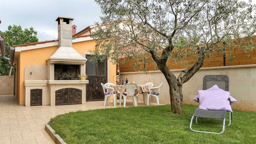One-Bedroom Apartment with BBQ in Pula
