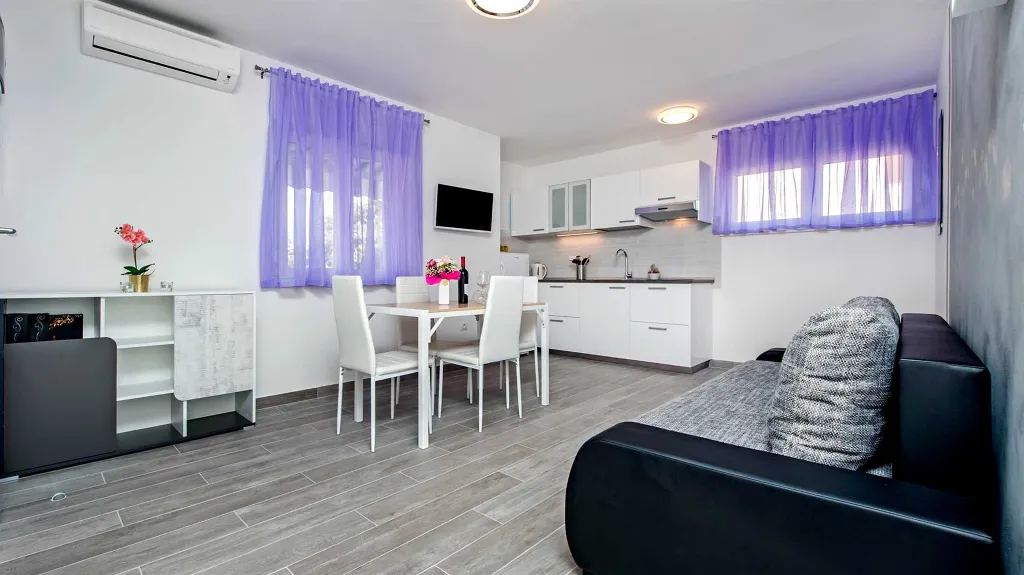 One-Bedroom Apartment in Rovinj (Up to 4 Guests)