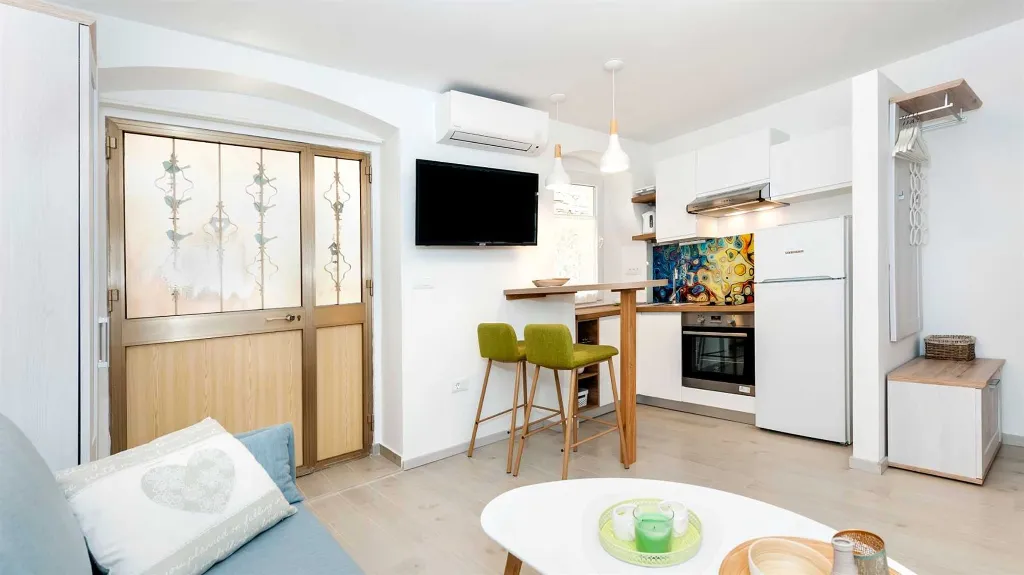 Rovinj 1-Bedroom Apartment with Green Terrace