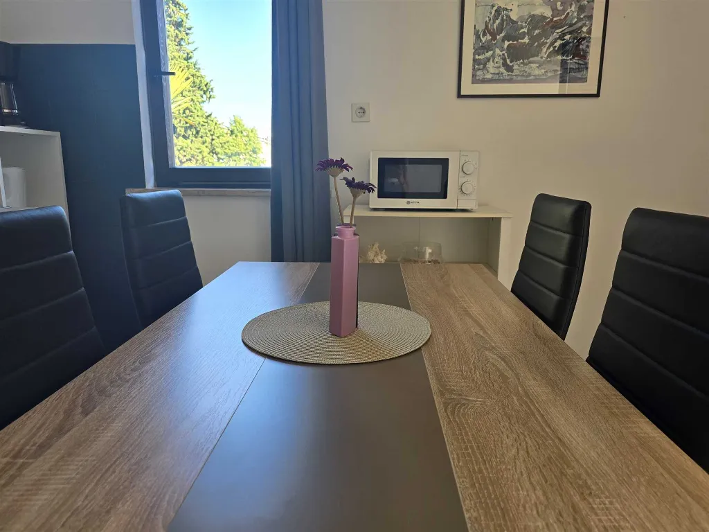 Rovinj Apartment for 2 with Balcony and Parking